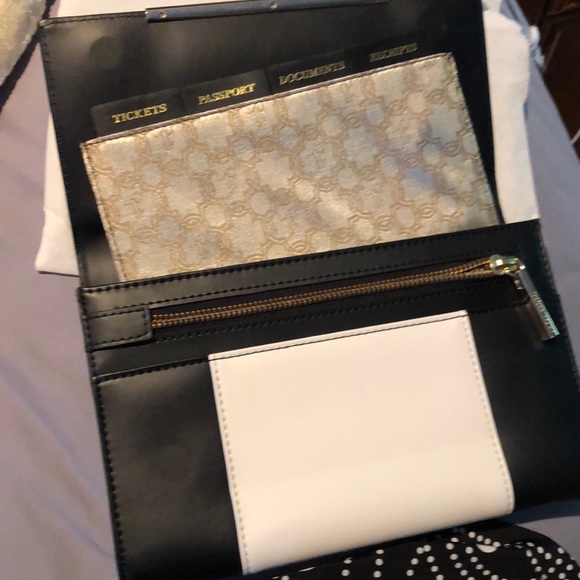 Ivan’s trump clutch - Picture 2 of 3